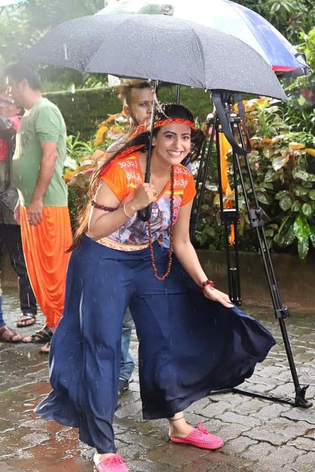 झमाझम बारिश में भींग कर अक्षरा सिंह ने की बाबा भोलेनाथ के लिए अपने नए गाने की शूटिंग