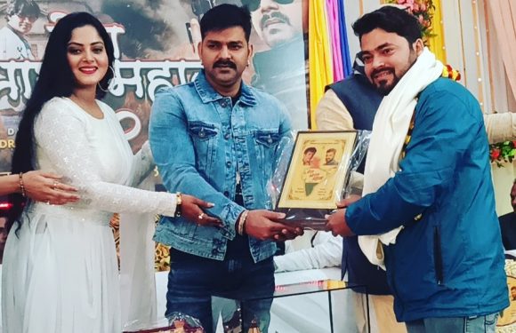 पवन सिंह और अंजना सिंह के हाथों सम्मानित हुए सोनू निगम