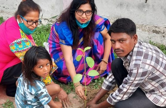ग्लोबल कायस्थ कॉन्फ्रेंस के गो ग्रीन अभियान के तहत डॉ नम्रता आनंद पटना के विभिन्न क्षेत्रों में फैला रही हैं हरियाली