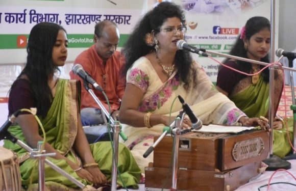 मृणालिनी अखौरी ने “श्रावण कला उत्सव” में दी प्रस्तुति