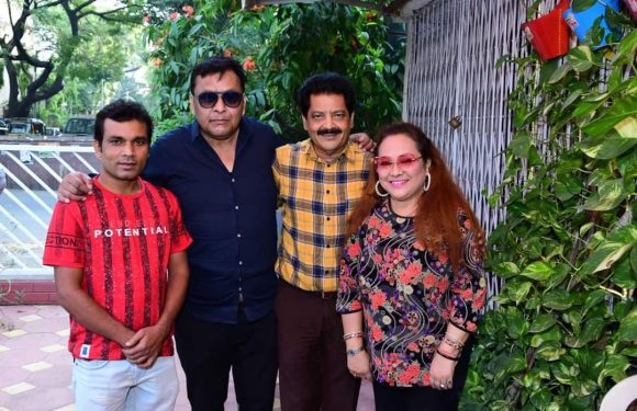 अभिनेता विनोद यादव और निर्देशक आनंद दी गहतराज की फिल्म के लिए गाना गया उदित नारायण ने