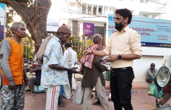 प्रतिदिन जरूरतमंद लोगों के बीच भोजन वितरण करते है श्याम सेवा समिति ट्रस्ट