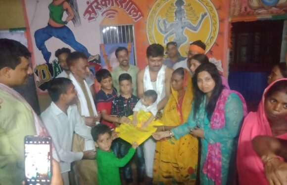 दीदीजी फाउंडेशन संस्कारशाला में मनायी गयी फुलझरी देवी की पुण्यतिथि,जरूरमंद महिलाओं के बीच साड़ी का वितरण