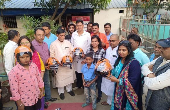 दीदीजी फाउंडेशन संस्कारशाला में बच्चों एवं अभिभावकों के बीच हेलमेट का वितरण