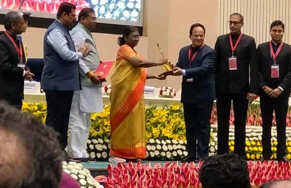 राष्ट्रपति के कर कमलों से अपर मुख्य सचिव ब्रजेश मेहरोत्रा को मिला भूमि सम्मान