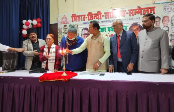 कवि सम्मेलन में कवियों ने श्रोताओं का मन मोह लिया