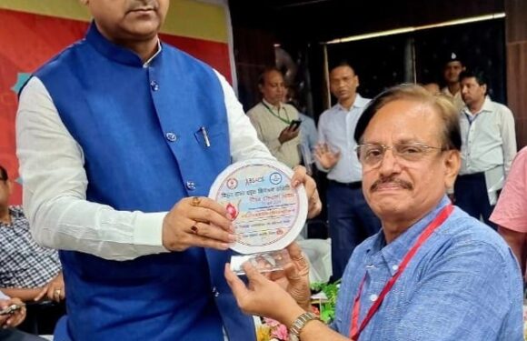 उत्कृष्ट कार्य करने पर स्वास्थ्य मंत्री ने डॉ रवि रंजन को किया सम्मानित
