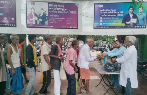 रेणुबाला सहाय की पुण्यतिथि के अवसर पर गरीबों के बीच भोजन का वितरण