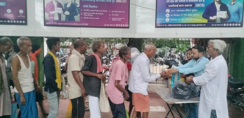 रेणुबाला सहाय की पुण्यतिथि के अवसर पर गरीबों के बीच भोजन का वितरण
